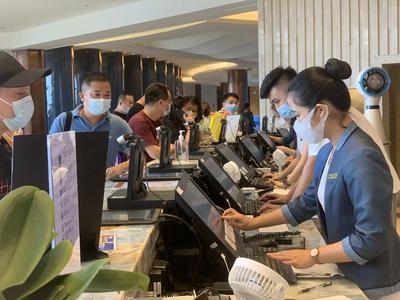 三亚旅游持续回暖：酒店挂“今日满房”，免税店排长队