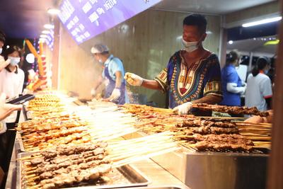 嘎嘎香！大肉串、小龙虾、本地海鲜……啤酒节里的美食等你来