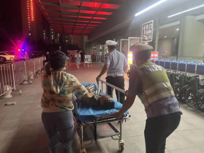 身边的感动| 小孩玩滑板摔断胳膊，开发区交警街头9分钟暖心救助……