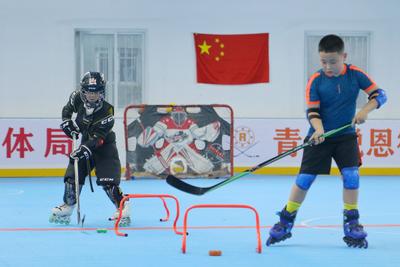 暑假打开新方式！这群少年“轮滑冰球”，画风是这样的……