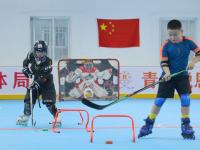 暑假打开新方式！这群少年“轮滑冰球”，画风是这样的……