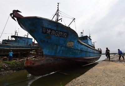 青岛码头实拍：雨过天晴修船忙