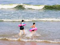 洗海澡咯！高温天里的“沙滩纳凉图”