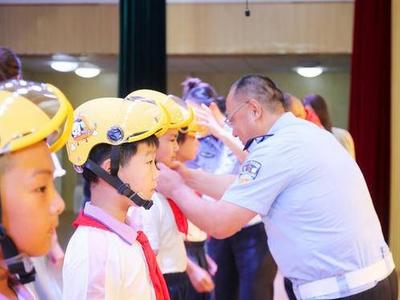 青岛市中小学生交通安全宣传教育暨文明出行实践活动启动