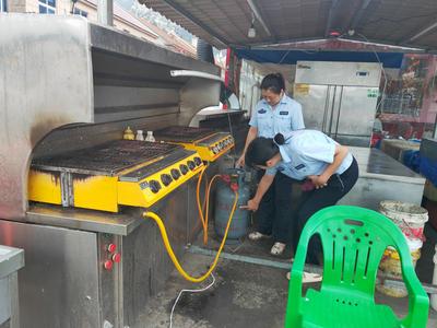 遏制燃气安全事故，青岛这些工作人员走街串巷逐一排查