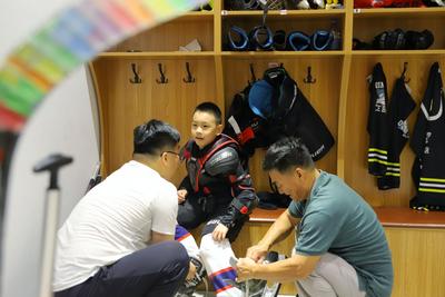 超燃的“冰锋对决”！实拍青岛北京小队员冰球大赛