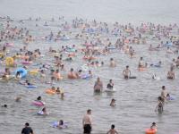 高温持续，市民游客浴场“下饺子”觅清凉