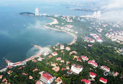 风光旖旎！俯瞰蓝天白云下的山海城