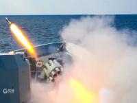 开火！百发弹药织成“火力网”，枣庄舰集训超燃场面