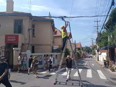 清理空中“蜘蛛网”，洁净城区“天际线” 市南区已整理、拆除空中飞线近5万米