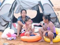 高温持续，市民游客浴场“下饺子”觅清凉