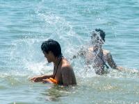 热！热！热！青岛浴场“下饺子”啦