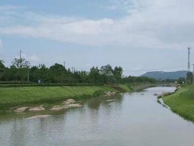 野外遇到山洪，要记住“方向对，跑得快”