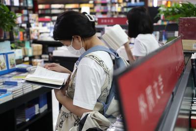 避暑+充电！书店成了假期好去处，看镜头