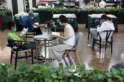 避暑+充电！书店成了假期好去处，看镜头