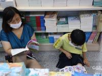 避暑+充电！书店成了假期好去处，看镜头