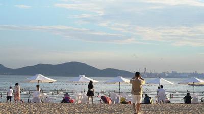 烛光、音乐、啤酒……来这片海感受秋日里的微醺慢摇