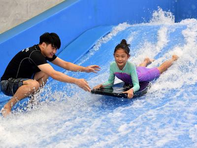 新型避暑方式看这里！室内冲浪mark一下