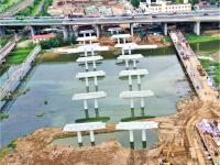 唐河路—安顺路打通工程施工现场：烈日迎“烤”，奋战工地保进度