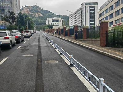 仙霞岭路（山东头路-海尔路）车行道通车，已拓宽为自北向南单向三车道