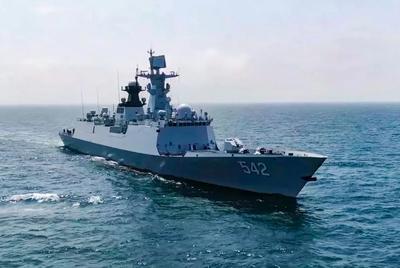 开火！百发弹药织成“火力网”，枣庄舰集训超燃场面