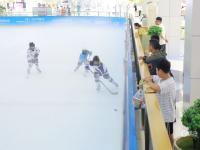 超燃的“冰锋对决”！实拍青岛北京小队员冰球大赛