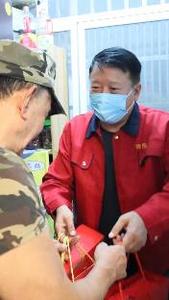 中秋送礼不纠结，青报团购更省钱！一键下单，专业配送队伍送货到家，为您省心省力！