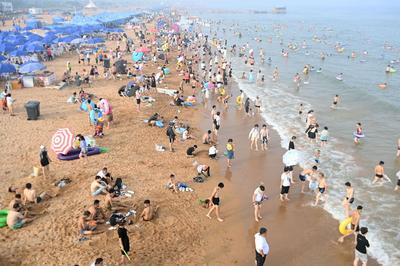 高温持续，市民游客浴场“下饺子”觅清凉