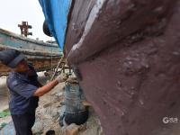 秋季开渔在即，渔民修船补网静候大丰收