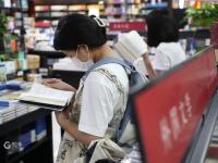 避暑+充电！书店成了假期好去处，看镜头