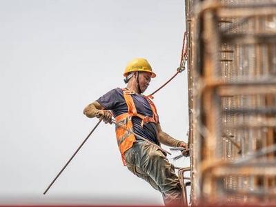 两部门：保障合法权益，全面实行建筑工人实名制管理制度