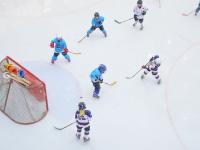 超燃的“冰锋对决”！实拍青岛北京小队员冰球大赛