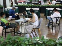 避暑+充电！书店成了假期好去处，看镜头