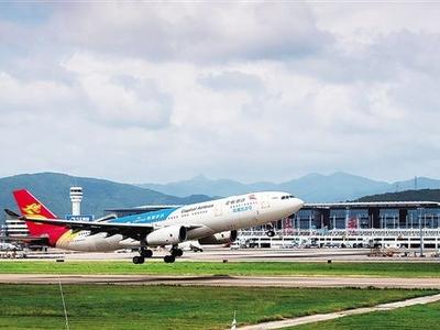 海南三亚凤凰机场9日将执行3班包机送滞留旅客出岛，首批将返回西安