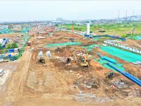 唐河路—安顺路打通工程施工现场：烈日迎“烤”，奋战工地保进度