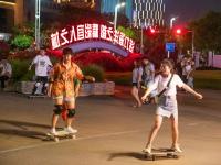 消暑好去处！夏夜的石老人浴场真热闹