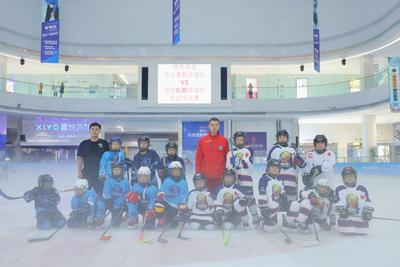 超燃的“冰锋对决”！实拍青岛北京小队员冰球大赛