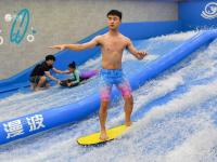 新型避暑方式看这里！室内冲浪mark一下