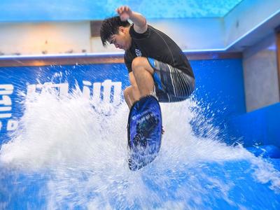 新型避暑方式看这里！室内冲浪mark一下