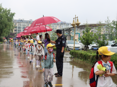 暖心！老师撑起“爱心伞”，守护孩子入学路