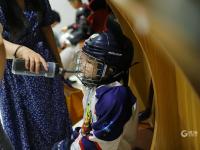 超燃的“冰锋对决”！实拍青岛北京小队员冰球大赛