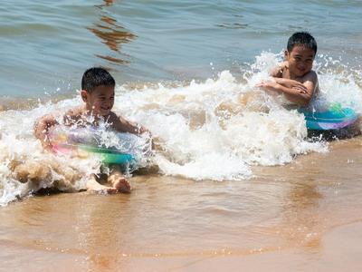 热！热！热！青岛浴场“下饺子”啦