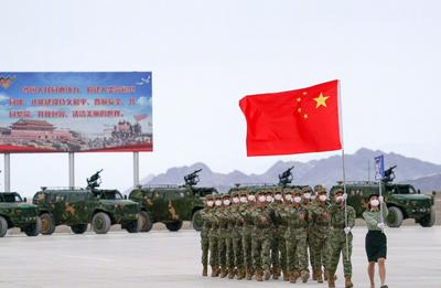 “国际军事比赛-2022”中国队帅气出场