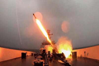 开火！百发弹药织成“火力网”，枣庄舰集训超燃场面