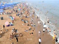 高温持续，市民游客浴场“下饺子”觅清凉