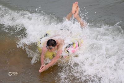 高温持续，市民游客浴场“下饺子”觅清凉