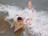 高温持续，市民游客浴场“下饺子”觅清凉