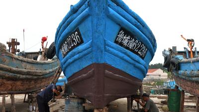 秋季开渔在即，渔民修船补网静候大丰收