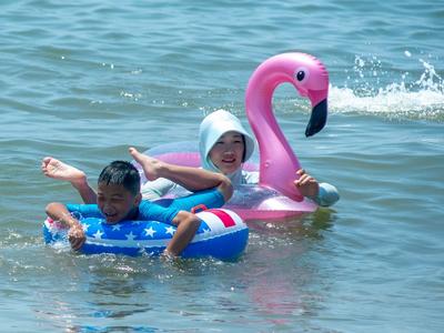 热！热！热！青岛浴场“下饺子”啦