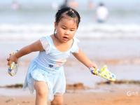 高温持续，市民游客浴场“下饺子”觅清凉